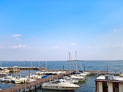 蓝色天空的湖面海面景观风景