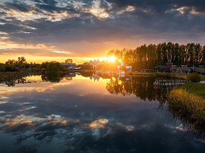 傍晚金色夕阳照射下的湖面风景 图