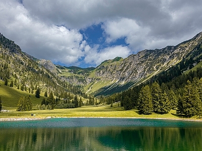 湖边高山山谷树林