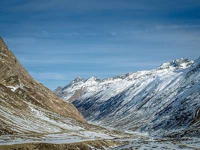 蓝天雪山山谷风景