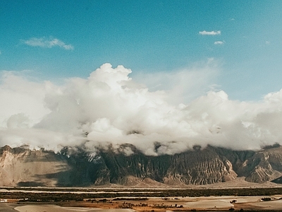 天空远山沙漠风景