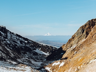 蓝天雪山山谷外景