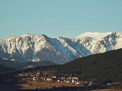 雪山山谷村庄