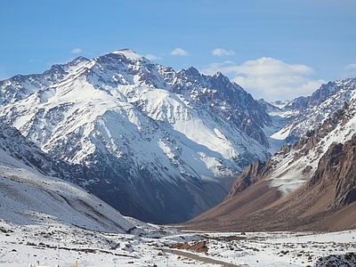 蓝天雪山山谷外景