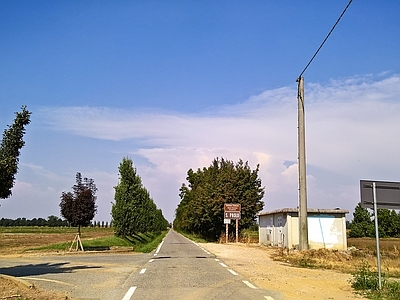 蓝色天空的公路道路景观风景