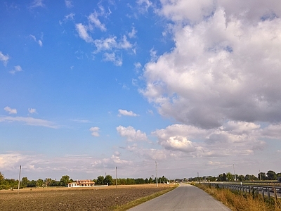 多云的蓝色天空公路道路景观风景