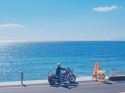 晴朗的天空一望无际的海洋