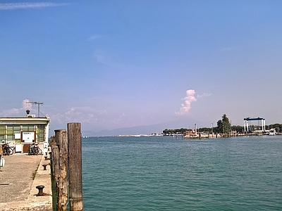 蓝色天空的湖面海面景观风景