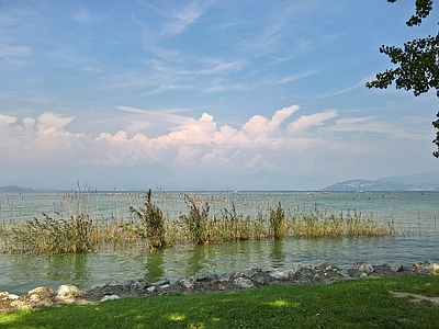 多云的蓝色天空湖面海面景观风景