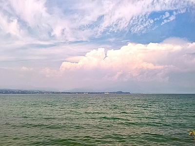 多云的蓝色天空湖面海面景观风景