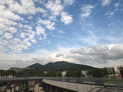 现代天空外景 蓝天白云 块状云团 天空 青山背景 青山白云