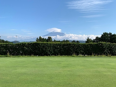 现代极简风景 蓝天白云 林 草地 高尔夫 别墅外景