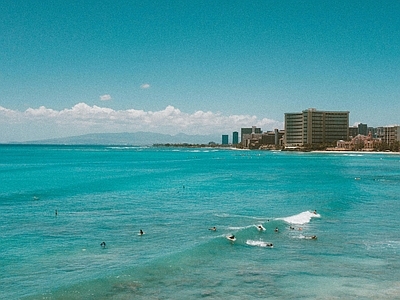 现代城市外景 海边城市 冲浪 蓝天天空 海景 城市外景