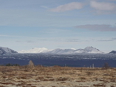 现代风景 秋冬雪山草原风光 蓝天天空 荒草枯草草地草坪 山脉 荒原荒野