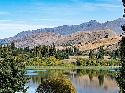 现代风景 湖边林外景 高高原湖泊河边 坡草地松树林 别墅窗景 蓝天白云荒