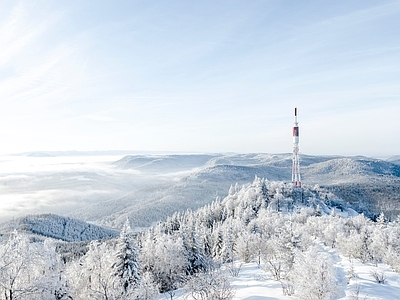 现代风景 冬季雪顶雪景 森林树林信号塔 清晨蓝天白云天空 早晨高脉风光 雪地植被日出风景