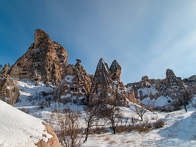 现代风景 雪山山顶雪景风光 冬季雪地高山山坡 户外山洞建筑风光 蓝天白云天空 山间小路风景