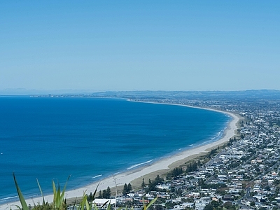 现代城市外景 海边海湾城市风光 海岸别墅高层外景 海景别墅阳台窗景 阴天海岸线海平线 蓝天天空海景