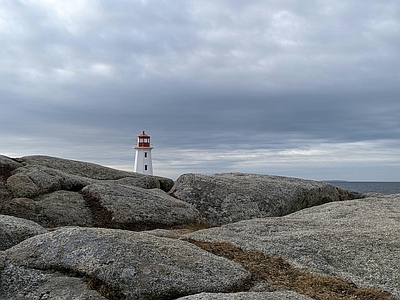 现代风景 阴天海边礁石海岸 海滩顶灯塔 多云乌云天空风光 巨石坡塔楼 海洋海景风光