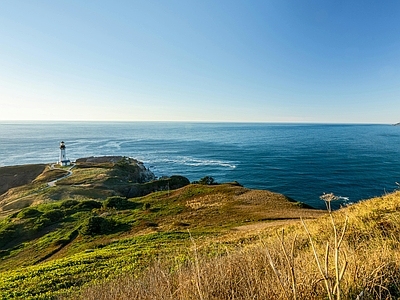 现代风景 海边坡风光 秋季草地海岸海景 海滩礁石悬崖顶 清晨日出蓝天天空 朝阳灯塔海洋