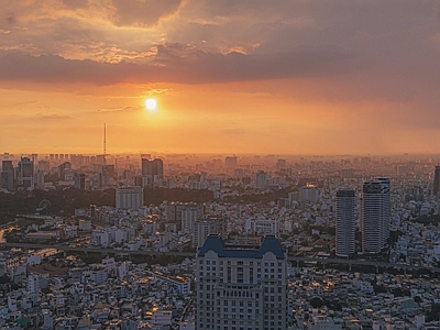 现代城市外景 夕阳城市晚霞天空 落日云雾高层外景 城市建筑阳台窗景 太阳多云云层风光 城镇楼房风景