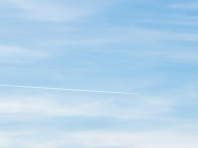 现代天空外景 白天天空 晴朗的天空 干净通透的 航迹云蓝天