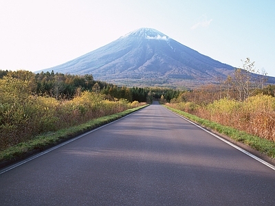 现代风景 一座山 道路 秋天