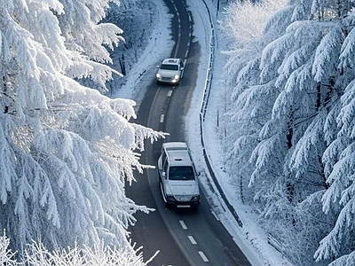 现代风景 冬天 雪景 马路 森林 白天