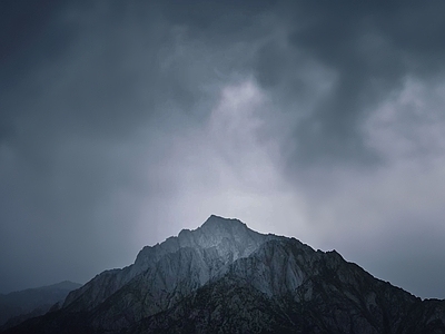 现代风景 山 阴天 天空 白天